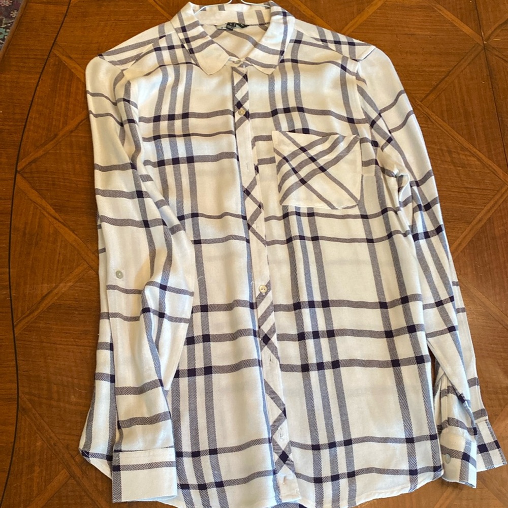 Great dark navy and white blouse. Lightweight for those crisp fall nights Sz S